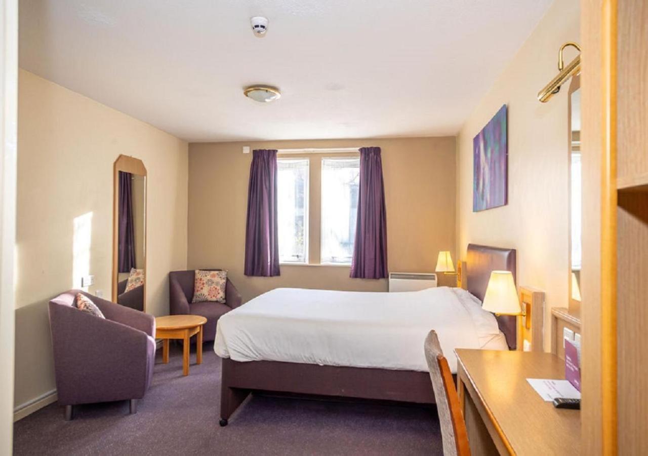 V Manchester Hotel *
